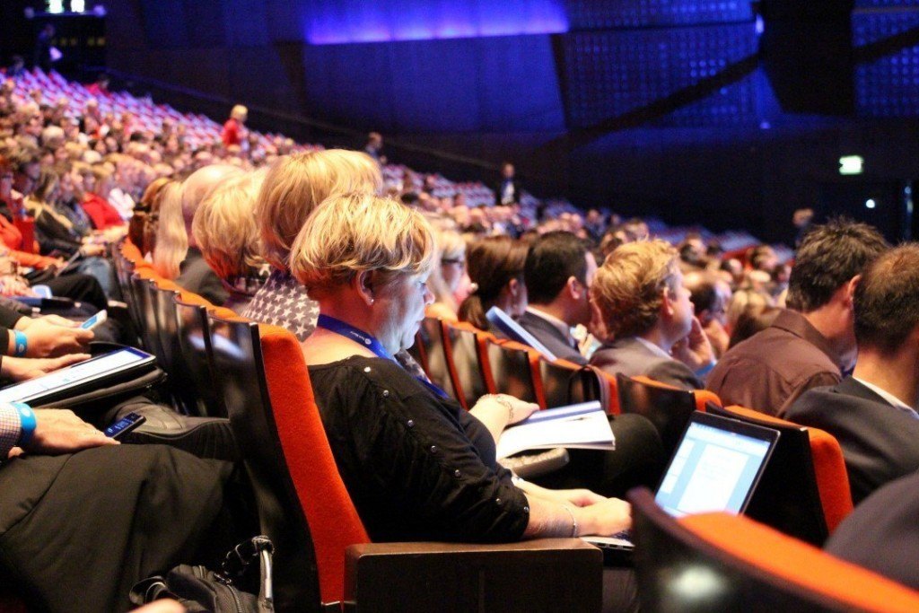 Deelnemers uit de hele wereld in de plenaire zaal