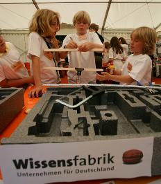 Kinderen bouwen een stabiele toren