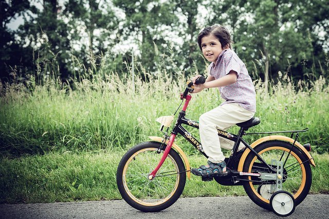 ‘Laat jonge werklozen eens leren fietsen zonder zijwieltjes’