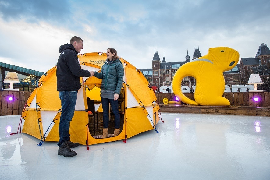 Bever laat sollicitanten bibberen op Amsterdamse ijsbaan