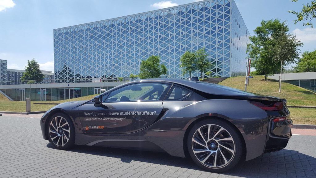 Deze bestickerde dikke BMW bleek voltreffer om studenten chauffeur te laten worden