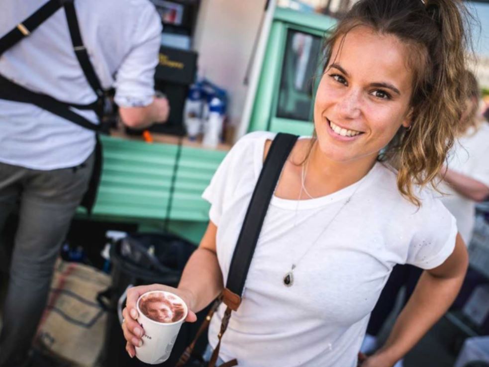 Koffie met je eigen foto erin moet meer personeel naar ambulances lokken