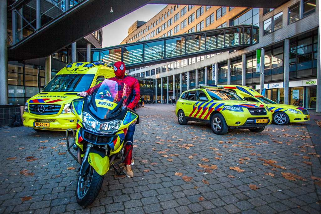 Personeel werven voor de ambulance met superhelden-tour (inzending Witte Kruis)