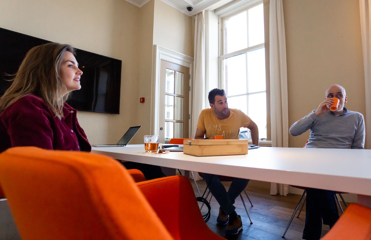 gesprek over organisaties en arbeidsmarkt bij maximum