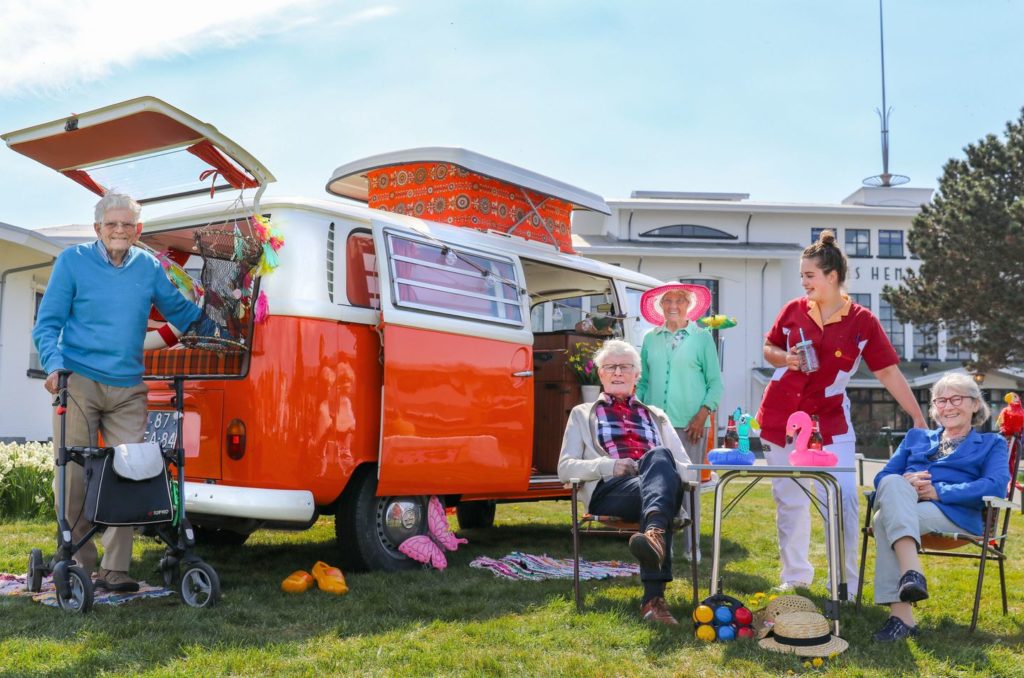 hippiebus ouderen