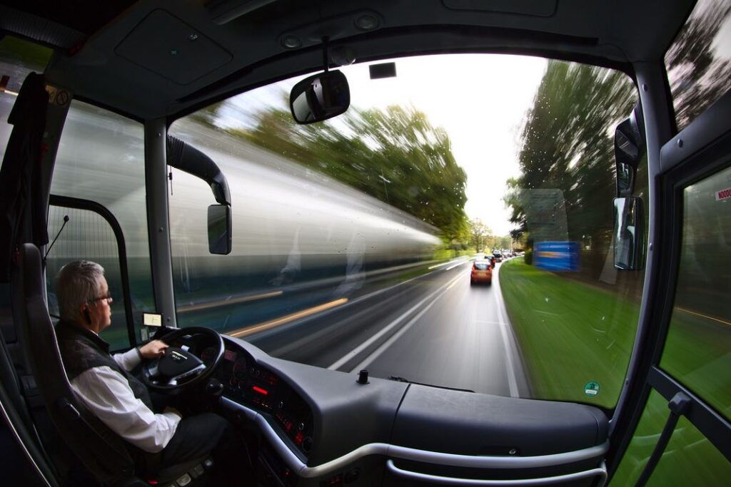 Elke kandidaat neemt zijn eigen bus naar een baan