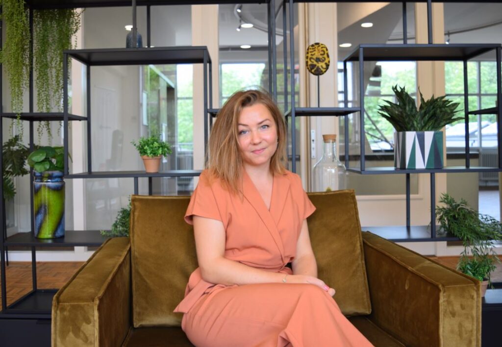 denise van der lans in de huiskamer