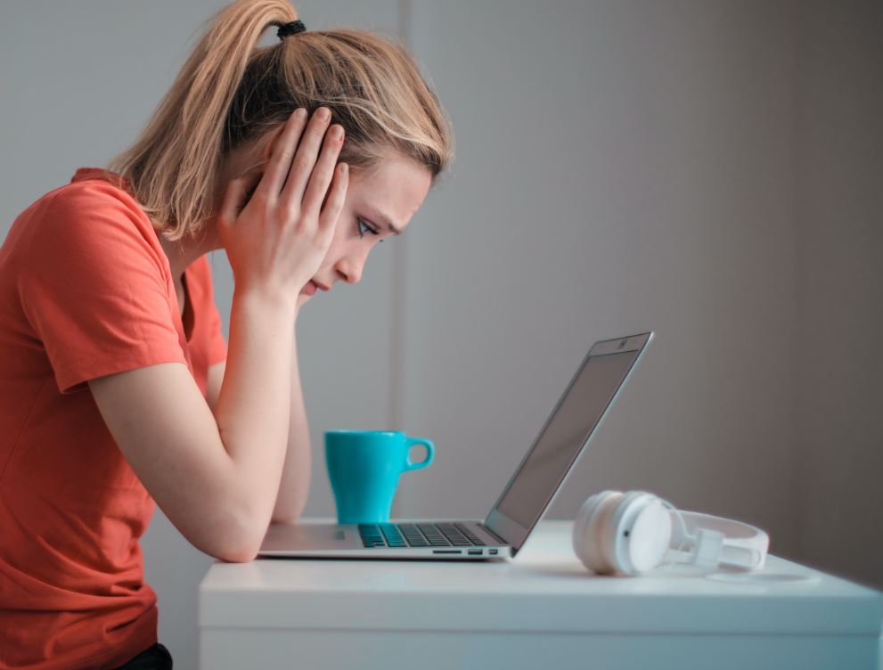 Grote banken verzuimen in vacatures om vrouwen aan te spreken