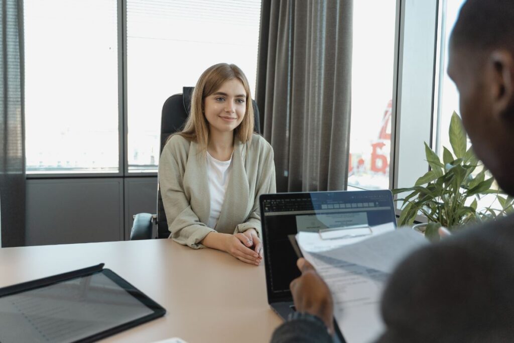 Hoe mannen ‘mansplainen’ in sollicitatiegesprekken: 13% langer aan het woord