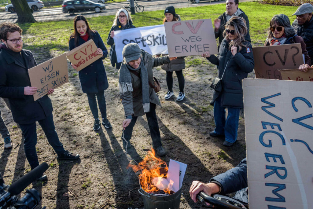 Woedende mensen, brandende tonnen: is dit de eerste demonstratie tegen ‘de dictatuur van het cv’?