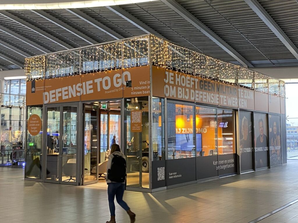 Wervingswinkel op station Utrecht CS (inzending Defensie Materieel Organisatie)