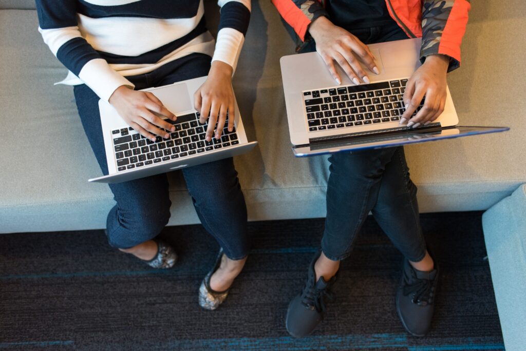 Werkgevers trappen op de rem in de ICT-markt, maar bemiddelaars werven gewoon door