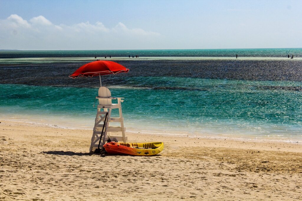 Lekker weer, hoor. Maar waar in de wereld zijn nog strandwachten te vinden?