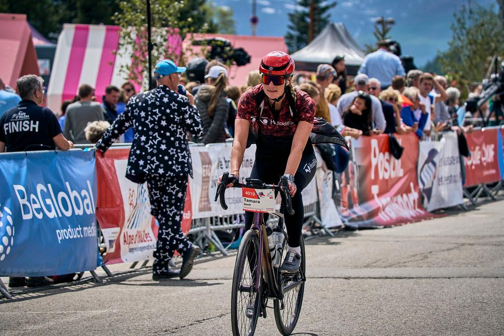 En wéér de Alpe d’Huez op voor het goede doel: ‘Je wilt een stukje vlak, maar dat komt niet’