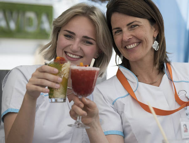 Je cv in ruil voor een cocktail: bij dit Vlaamse ziekenhuis solliciteer je gewoon op het strand