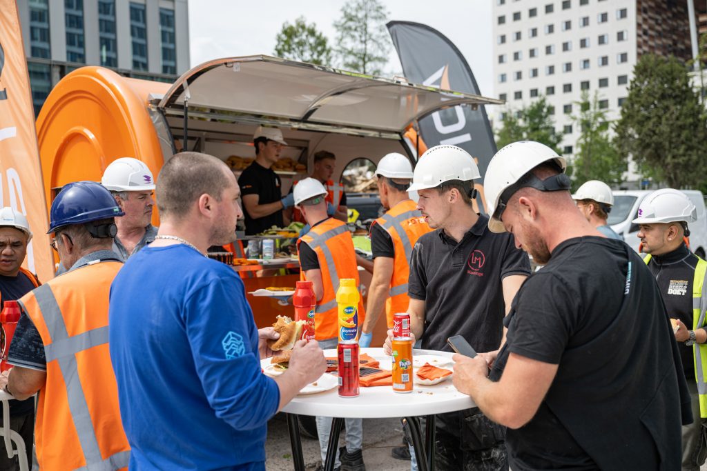 Gratis hamburgers voor iedereen: over de detacheerder die van elke collega een ‘maat’ maakt