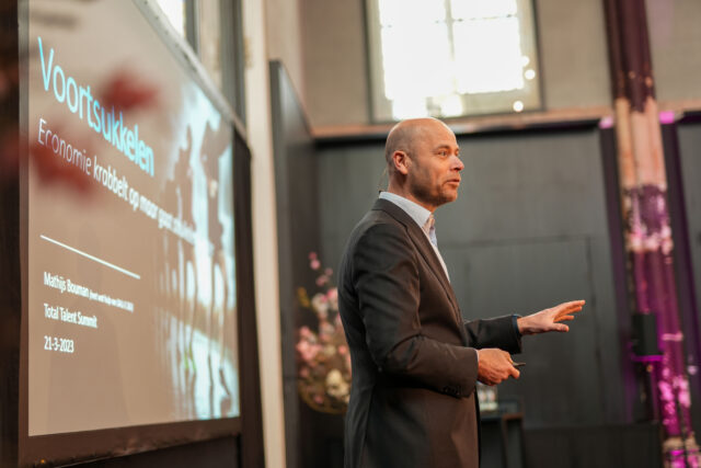 Er is in Nederland nog altijd onvoldoende besef dat de arbeidsmarkt krap is - en ook krap zal blijven, stelt Mathijs Bouman. 'Dit gaat nooit meer over. Maar we schieten nog te vaak in de kramp van vroeger; de vrees voor massale werkloosheid.'