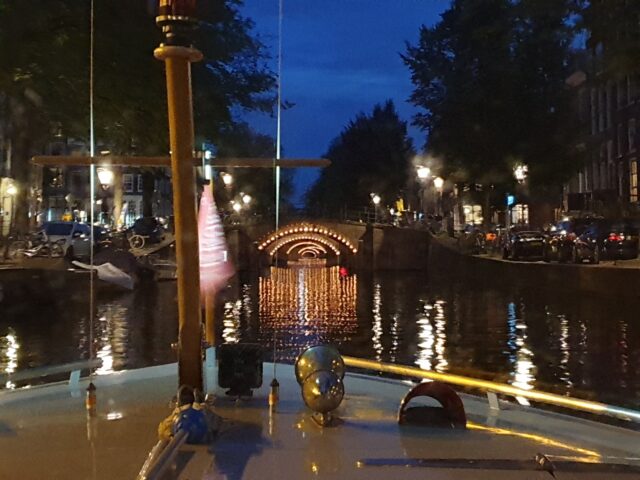 In de serie: 'Krapteberoepen waar je misschien nog niet eerder aan gedacht had...' deze week: de rondvaartschipper. Toch is er in Amsterdam een serieus tekort aan ontstaan. Reden voor een grootse gezamenlijke wervingscampagne. Hoe kreeg die vorm?