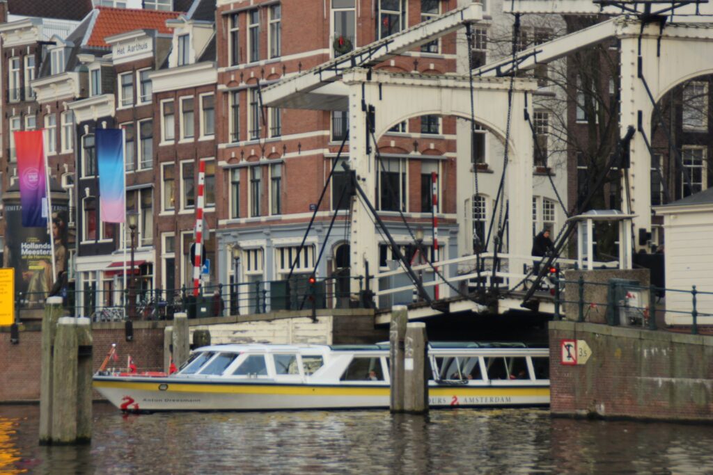 Hoe Amsterdam op zoek is naar de schaarse… rondvaartschipper
