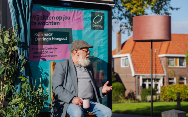 Geen traditionele campagne, maar een levend billboard met acteurs: ‘ouderen’ vertelden zelf waarom werken in de ouderenzorg ertoe doet. Lees de hele case van Omring, ingezonden in de categorie Arbeidsmarktcommunicatie voor de Werf& Awards 2025.