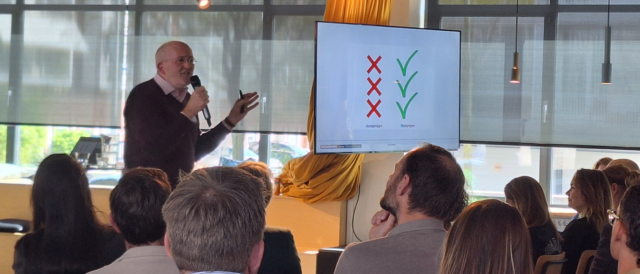 The medium is the message, leerde Marshall McLuhan ons al in de jaren 60. En dat geldt tot op de dag van vandaag ook in employer branding, bleek recent op een drukbezochte bijeenkomst van AdverOnline en IPG MediaBrands in Amsterdam. Een reportage.