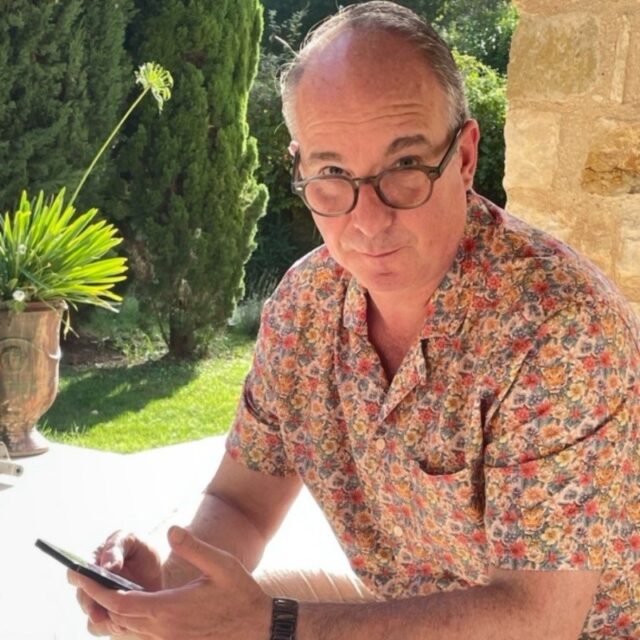 Dierenartsen zijn onmisbaar. Maar waar haal je ze vandaan als Nederland er zelf te weinig opleidt? Guido van Hulzen vertelt hoe de Nederlandse Voedsel- en Warenautoriteit (NVWA) in heel Europa dierenartsen aantrekt, opleidt en integreert in Nederland.