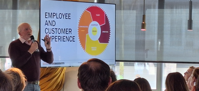 The medium is the message, leerde Marshall McLuhan ons al in de jaren 60. En dat geldt tot op de dag van vandaag ook in employer branding, bleek recent op een drukbezochte bijeenkomst van AdverOnline en IPG MediaBrands in Amsterdam. Een reportage.