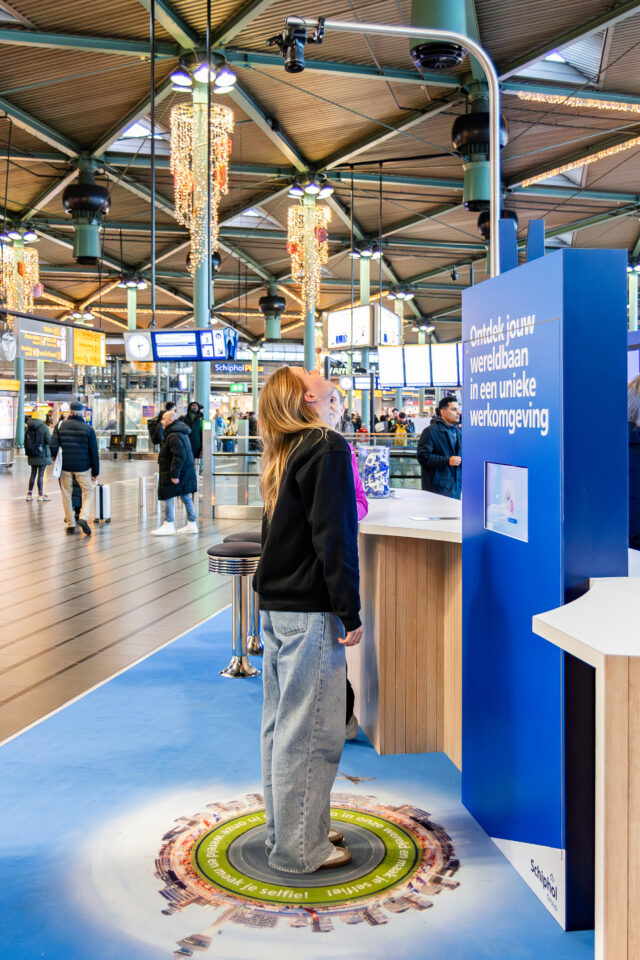 De unieke magie van Schiphol ervaren werd werkelijkheid met de Schiphol Group Career Travel Agency. Hoe ‘Welkom in onze wereld’ tot leven kwam. Lees de hele case, ingezonden in de categorie Arbeidsmarktcommunicatie voor de Werf& Awards 2025.