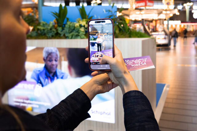 Net als alle andere employer branding activiteiten van Schiphol Group is de basis de werkgeversbelofte, met als hoofdbouwstenen dynamische werkomgeving, trots en diversiteit aan rollen. De dynamische werkomgeving kwam terug in de plek zelf en in de tours, net als de diversiteit aan rollen. Het meest hartverwarmende was de pijler trots: zoveel medewerkers die vol trots langskwamen, die het verhaal deelden op hun socials, die meehielpen tijdens de activatie. Het doel van een boost extern én intern werd hiermee ruim behaald. Doel was ook om te bekijken of we dit concept bij succes uit kunnen breiden naar andere werkgevers op de luchthaven. Op de luchthaven zelf is namelijk vooral vraag naar operationele medewerkers in de (vlucht-)afhandeling, logistiek, facilitaire dienstverlening, beveiliging, techniek, schoonmaak, horeca en retail Om die reden draaiden de collega’s van Luchtvaart Community Schiphol (verantwoordelijk voor oa het WerkOpSchiphol platform) mee en deelden we flyers uit van werkenopschiphol om geïnteresseerden te wijzen op alle banen op onze luchthaven.