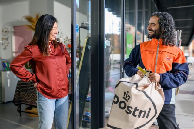 Met bijna 5.000 vervulde vacatures per jaar is PostNL een belangrijke speler op de arbeidsmarkt. Aan de hand van data weet het bedrijf ook steeds beter de juiste doelgroepen te vinden en te benaderen. Wat komt daar allemaal bij kijken? 