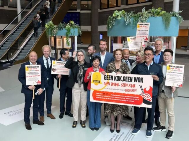 „Er heeft nog nooit een Nederlandse kok gereageerd op een van mijn vacatures bij het UWV.” De frustratie zit hoog bij Laiying en Nyls Wang. Ze begrijpen niets van het beleid van de Nederlandse overheid. Sinds 1 juli vorig jaar kunnen ze namelijk geen gebruik meer maken van een regeling om gespecialiseerde koks van buiten Europa hiernaartoe te halen. Dat houdt in dat er geen nieuwe werkvergunningen meer worden afgegeven. „Binnen twee jaar zijn alle vergunningen verlopen”, zegt Nyls. Tussen 2009 en 2019 verdween al ruim één op de vijf Chinees-Indische restaurants, zocht horeca-adviesbureau Van Spronsen & Partners eerder uit. „Als het zo doorgaat verdwijnt meer dan de helft van de Aziatische restaurants uit Nederland”, stelt Nyls. Een moeilijke zoektocht Gespecialiseerde koks zijn in Europa nauwelijks te vinden. En het omscholen van koks kost veel tijd, aldus Laiying. „Ze verwachten dat we een kok van een ander restaurant binnen drie tot zes maanden hier in het restaurant als chef zouden kunnen inzetten. Maar de Aziatische keuken heb je niet zomaar onder de knie.” Het in snel tempo toevoegen van de juiste hoeveelheid kruiden en de speciale manier van bakken en snijden zijn vaardigheden die pas komen na jaren van ervaring in de praktijk, zo stelt Nyls. „Je moet als het ware kunnen spelen met het vuur.” Leiden ? De Actiegroep Aziatische Horeca heeft op 10 juni 2025 met succes de petitie*"Geen kok, Geen wok ? Geen smaak, Geen zaak"* aangeboden aan de Vaste Kamercommissie Sociale Zaken, Voorzitter Mevr. Judith Tielen. De petitie, ondertekend door 36.121 collega?s, ondernemers, gasten, leveranci... 