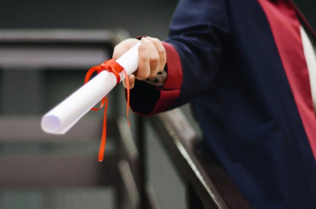 Cijfers van de KVK laten zien dat het aantal screeningsbureaus de laatste 5 jaar flink is toegenomen: van 268 in 2020 naar 353 dit jaar. Steeds meer sollicitanten liggen zodoende onder de loep. Wat zegt dat precies over de arbeidsmarkt van het moment?