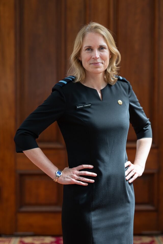 Als Topvrouw van het Jaar 2023 en eerste vrouwelijke 3-sterrengeneraal in Nederland heeft Elanor Boekholt-O'Sullivan unieke ervaring met traditionele structuren doorbreken. Hoe ziet zij dat organisaties inclusiever kunnen worden?
