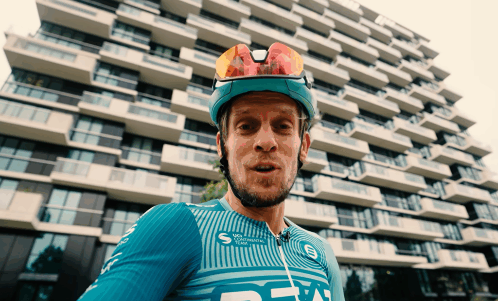 Hoe Thijs Zonneveld de kandidaten bij Flynth naar binnen probeert te fietsen