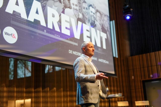 De wereld is veel te veranderlijk geworden om nog een vaste jaarplanning te kunnen maken. Maar hoe kun je leren werken met scenario-denken? Een bezoek aan De Nederlandsche Bank maakte een groep recruitmentleiders hierover veel duidelijk.