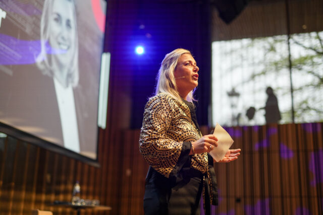 De wereld is veel te veranderlijk geworden om nog een vaste jaarplanning te kunnen maken. Maar hoe kun je leren werken met verschillende scenario's? Een bezoek aan De Nederlandsche Bank maakte een groep recruitmentleiders hierover veel duidelijk.