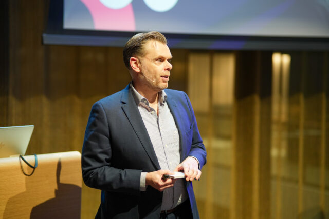 De wereld is veel te veranderlijk geworden om nog een vaste jaarplanning te kunnen maken. Maar hoe kun je leren werken met verschillende scenario's? Een bezoek aan De Nederlandsche Bank maakte een groep recruitmentleiders hierover veel duidelijk.