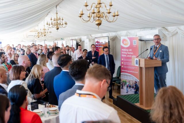 Beeld van de lancering van de National Hiring Strategy.