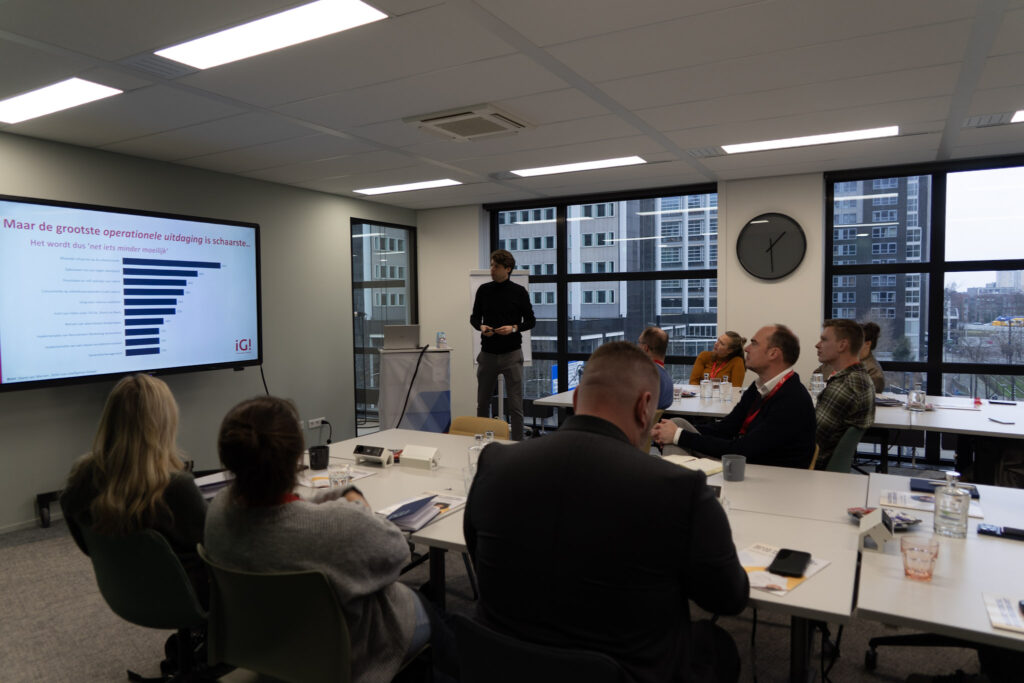 Werven in bouw en techniek: leer offline denken, A.I. omarmen en de vakmens serieus nemen